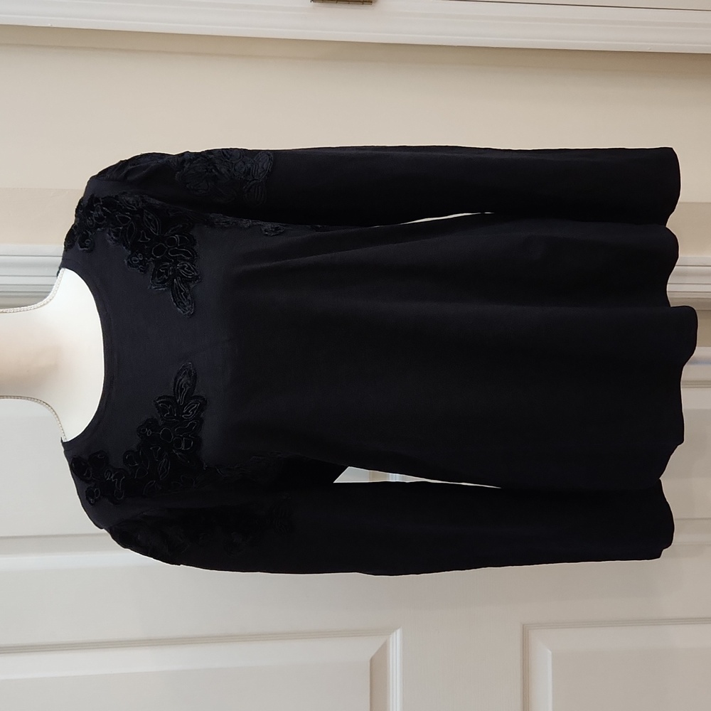Chico's NWT Women's Black Velvet Applique Cotton Top. Size 3=18